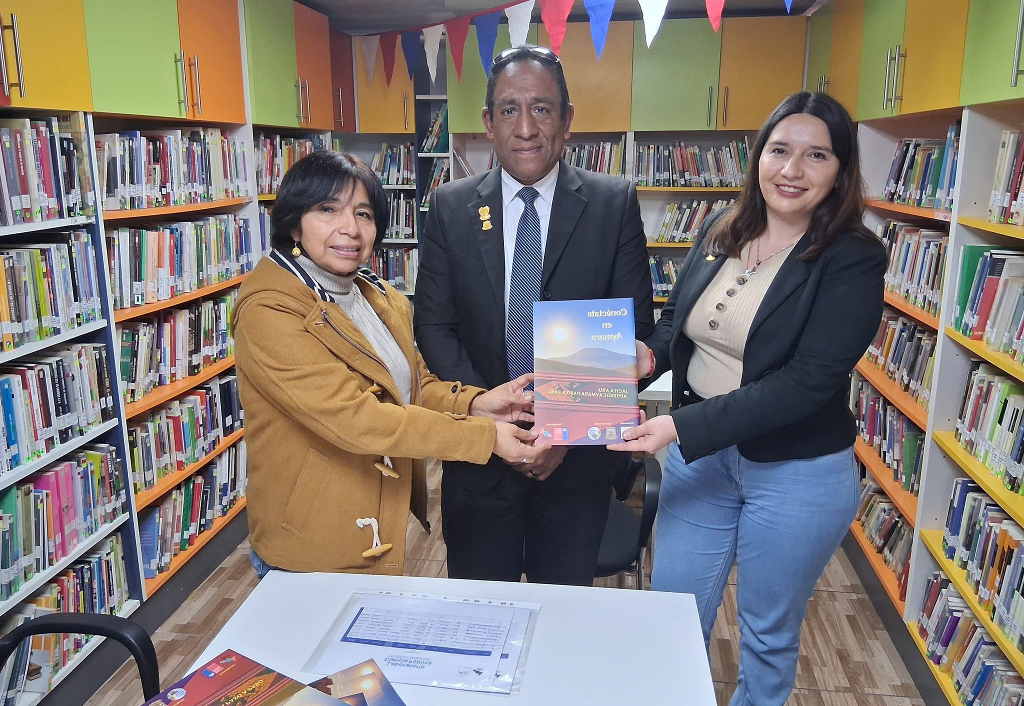 Entrega del libro Conéctate en Aymara a la Biblioteca Municipal de Alto Hospicio