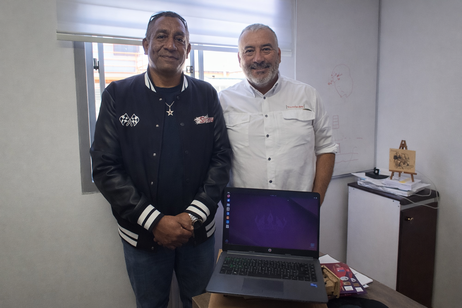 Empresa Logística Hualpén realiza donación de notebook a Fundación Alianza Mundial Aymara